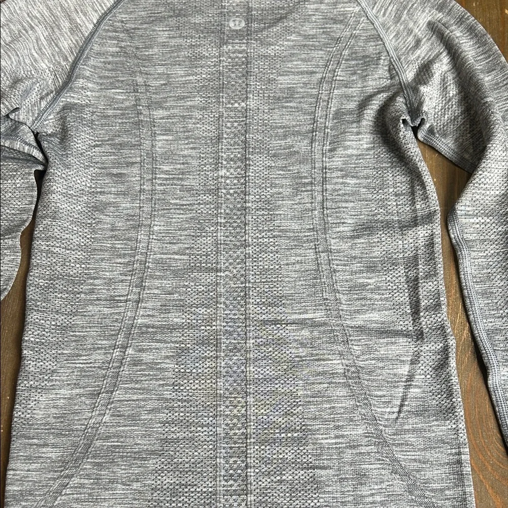Lululemon Athletica Light Gray Long Sleeve Tee - Picture 16 of 16